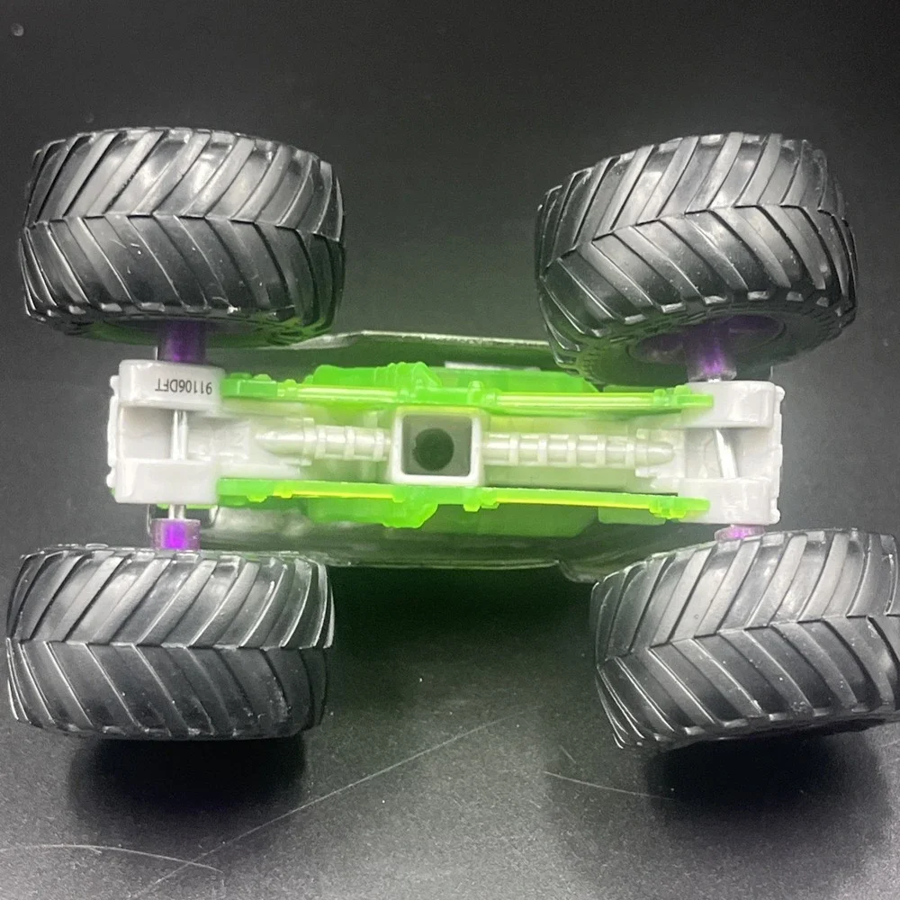 Monster Jam Grave Digger Diecast Top Monster Truck Bad To‎ The Bone 1:64 Scale
